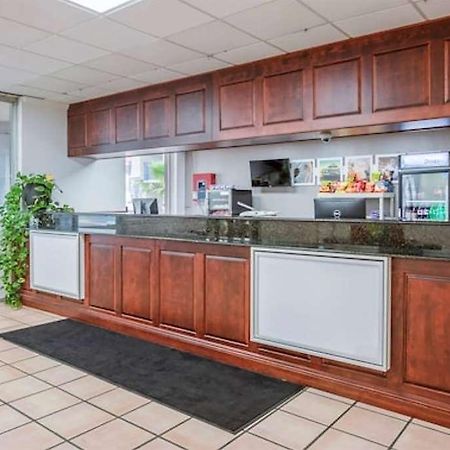 Travelodge By Wyndham Baton Rouge East Dalaman gambar