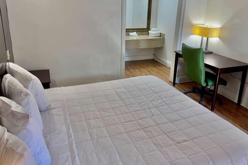 Travelodge By Wyndham Baton Rouge East Bilik gambar
