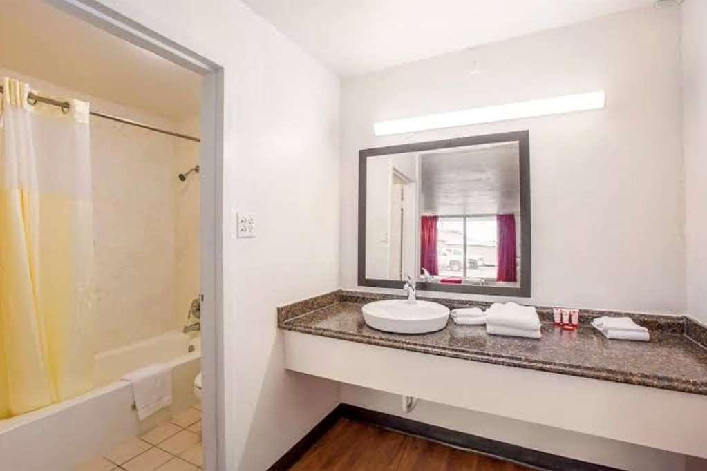 Travelodge By Wyndham Baton Rouge East Bilik gambar